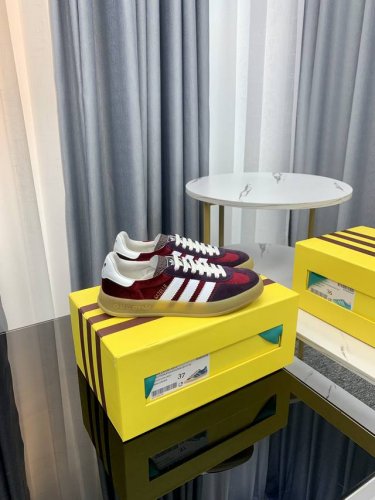 冲量价: 男+10顶级版本 全新升级对版 Adidas X Gucci联名款运动鞋 情侣款休闲板鞋 爆款 融汇两个品牌丰富且历史悠久的典藏元素，联名系列在三根线
