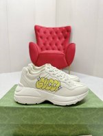 出厂： Gucci 古驰 经典休闲男女运动鞋 增高厚底老爹鞋 情侣款 此款老爹鞋在今年仍然还是很受欢迎。对于爱美的人来说，鞋柜里不仅应该有一双白色的鞋子，还应该