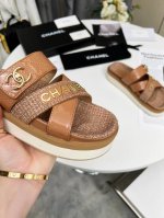 香奈儿春chanel官网同步最新春款松糕拖鞋 代购级别品质 进口羊皮里，3D电绣工艺，原版开模1：1双c活动五金扣。高软高弹，防滑生胶大底水台高5Cm，上脚相当