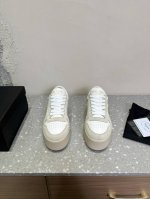 Prada 普拉达 25ss最新Downtown Bold系列 厚底 三角标 休闲 小白鞋运动风设计搭配精致细节。采用穿孔皮革打造，个性的厚底呈现别具一格的现代