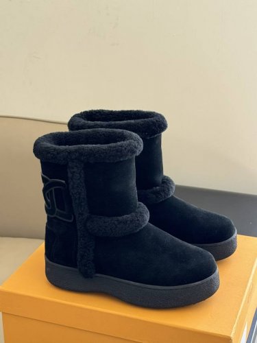 Tods 秋冬羊毛雪地靴 皮毛一体内里，麂皮鞋面，质感温柔 鞋底有一定厚度，造型俏皮，搭配衍边毛毛，视觉可爱又高级！后帮的皮质链条造型，细节丰富质感拉满 Siz