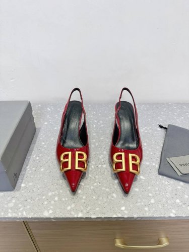 420Balenciaga 巴黎世家 25Ss春夏新款 Bb尖头 高跟鞋 好正的红色！很适合新年呢！巴黎最新款双Bb款猫跟凉鞋，上脚超级显白！ 两色颜色都很正！
