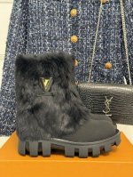 厂价 驴牌经典秋冬厚底毛毛雪地靴 简约大气时髦 耐看不过时 是时尚圈永不退潮的经典所在 上脚还很好的修饰腿型显瘦！ 面料采用原版定制牛皮 内里垫脚均为纯羊毛 原
