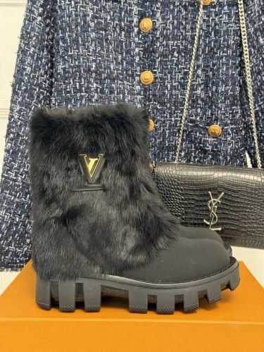 厂价 驴牌经典秋冬厚底毛毛雪地靴 简约大气时髦 耐看不过时 是时尚圈永不退潮的经典所在 上脚还很好的修饰腿型显瘦！ 面料采用原版定制牛皮 内里垫脚均为纯羊毛 原