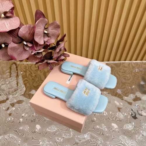 Miumiu 24S经典玛丽珍毛毛拖鞋 夏天都可穿的毛毛鞋申请出战 答应我一定要每人来一双好嘛 日常ootd就没有它搭配不了的 鞋型真的值得我推一万年 非常修饰