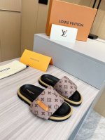 工厂价 Louis Vuitton 路易威登2024 春夏最新爆款魔术贴系列 情侣款厚底拖鞋 代购级别稀品上新 T 鞋面：Lv进口5D打印花布，牛皮内里 大底：
