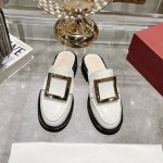 出厂 Roger Vivier 』24年新款经典铜扣和钻扣拖鞋 购入原版1:1打造复刻，复制出与原版无差别的对比 自带增高拉腿效果绝了 搭配钻扣 方扣一眼就被惊