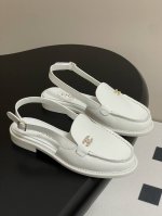 p360- 25P新款小香Chanel 水钻双C扣包头露跟后空凉质感满满的后空凉鞋 双C Logo上点缀着细细小小的钻钻这双简约又精致经典百搭～上脚很舒服 浅金
