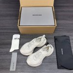 590 纯原版本 Balenciaga 巴黎世家 十三代米色做旧轻便透气跑鞋。 巴黎世家全新设计概念轻便舒适体验、采用复古做旧工艺，使鞋子更有沉旧感。Zp原鞋