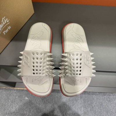码数39-46 Christian Louboutin凉鞋，高端情侣款休闲拖鞋，致敬运动风格经典标识，彰显 CL的高订精神。采用灰色橡胶精心制作，印花鞋面，饰以