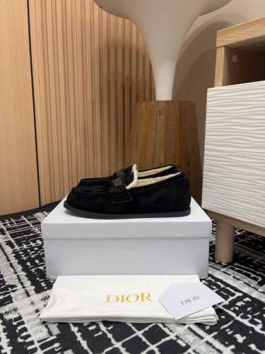 24Ss新款dior Boy 毛里乐福鞋 这款 Dior Boy 乐福鞋是二零二四冬季成衣系列新品，融入 Dior 非凡的精湛工艺，重新诠释经典乐福鞋设计。采用