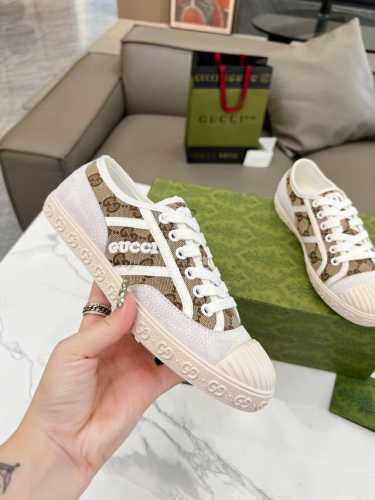 GUCCI～24年早春明星款， 网红杨幂、唐嫣，等众明星同款，最新双G刺绣工艺，低帮系带时尚板鞋，专柜购入原版开发，面料牛仔布双G，鞋面特殊工艺完美搭配，TPU