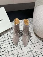 Isabel Marant Aw 秋冬经典复古短靴 西部风裸靴主宰 24Ss秀场，牛仔靴无疑是历久弥新的其一鞋款，而秋冬系列靴履则是超脱经典的出色之作 各大in