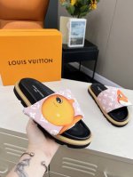 lv驴牌l家 2024爆款 浮雕logo 压花 凉拖鞋 本款 ol llow comfort 平底凉拖取材科技织物，以高频压印技术重绎 monogram 图案。