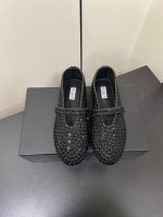 Alaia 内到我了 黑色水钻和白色水钻枪钻 根本选不出来啊啊啊！ 小圆圈钻钻嘚鞋面，精致可爱美丽无敌 这个款型最近几年都会被时髦精们青睐的 Size 35-4