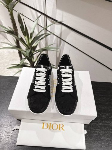 出 Dior2025新款小白鞋 运动鞋新年上脚“星”鞋，好运满满新年从Dior Star小白鞋开始科技针织面料也很耐脏哦！整双鞋子采购Zp开发打造，全部定制材料