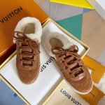 顶级版本：毛拖 Lv 驴牌l家 Lous系列 毛拖 德训鞋 半拖鞋 原版购入开发 做货 本款 Lous 露跟运动鞋为绒面牛皮革铺陈 Monogram 图案，搭配