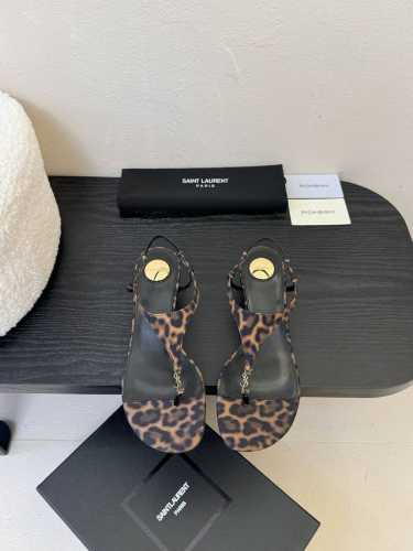 Saint Lauren* 25Ss Ysl系带绑带坡跟凉鞋 把平底鞋做的那么有韵味也只有Ysl了 它不仅代表了高贵和优雅 更是一种独特的时尚态度的象征 新款绝