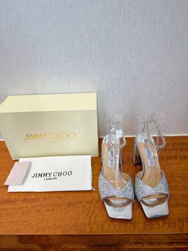 冲量价 Jimmy Choo 吉米周 是一个非常全面之尊贵时尚生活品牌， 香港,美国等大时尚博主及明星的同款表带女士高跟，中跟，平跟后空凉鞋系列。 澳大利亚尖头