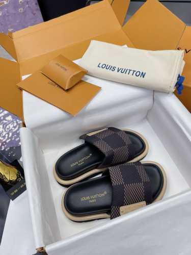 工厂价 飞机盒5 Lv 情侣款专柜主打最新款牛仔拖鞋硬货上新 代购级别！高级感十足！国内外博主刷爆的一款，复古又时髦 上脚美炸了！官网主推款 鞋面：高定制牛仔印