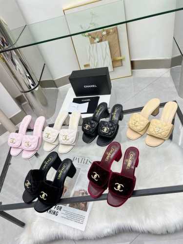 CHANEL 25早春新品 拖鞋火爆上市！黑色、米白、杏色、粉色、黑色真丝绒、酒红真丝绒、跟高6厘米。35-43。橡胶底 。真皮底