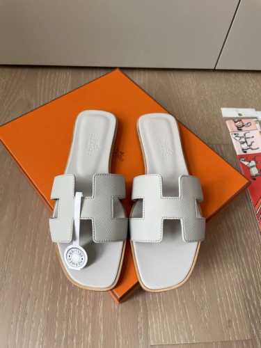 平跟 Hermes 爱马仕h拖鞋oran凉鞋系列 时尚又百搭 超级舒服 每个细节都做到极致 原版swift小牛皮 原版1:1独家私模鞋面 原版真皮沿条大底 包装