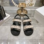 出厂拖鞋 凉鞋Dior迪奥 25春夏新款 Dioract系列 美拉德风魔术扣一字凉鞋Dior超可爱的凉拖我相信是很多时尚宝宝的必备款也 是懒人最舒适的穿搭 穿袜