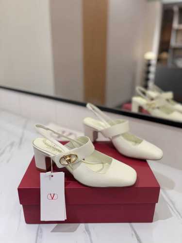 出厂价： VALENTINO华伦天奴 最火爆新品玛丽珍融入粗跟设计简约舒适之余，拉长腿部线条，饰品以金色VLogo旋钮，演绎出时髦新高度完美复刻鞋面：软皱漆皮，