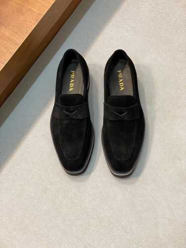 家经典的男士乐福鞋－顶级品质 呈现出新颖廓形与精致细节，设计风格涣散一新。这款鞋履甑选亮面皮革打造，三角形徽标装饰 间面线缝边与原厂大底的细节别出心裁 小牛皮材