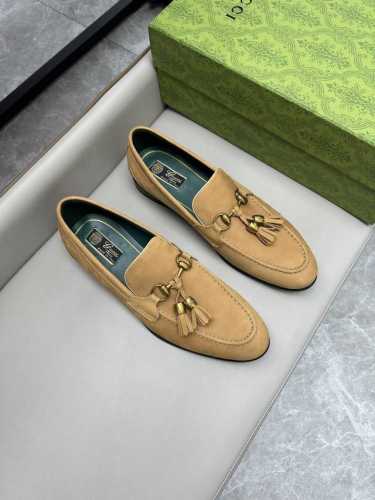 Gucci 古驰古奇2024新款皮鞋，此款鞋采用近几年比较流行的版型设计，外观时尚大气，鞋面采样进口牛仔布面料，真皮鞋底，上脚试试百搭！注：真皮鞋底在试穿时请注