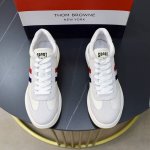 商品商标:Thom Browne 汤姆.布朗 正码码数:38-45 商品材料:新款tb白鞋风暴，鞋面采用原版进口牛皮，羊皮内里 鞋底采用原版鞋底制作 织带红白蓝