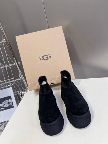 Ugg秋冬厚底雪地靴 Lisa 海莉 Jennie同款 一款增高神器～显高还又拉腿长 看多了经典款 需要一些点缀 成为寒冬流行穿搭的主流趋势 漫长的冬日还有什么