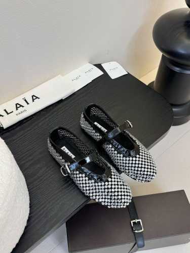 原版包装Alaia 经典芭蕾舞鞋新品以芭蕾的灵动意韵融于日常，以现代笔触刻画舞鞋经典轮廓！黑色钻饰皮质款芭蕾舞鞋，从经典日式鞋履汲取灵感，圆润五金点缀于鞋面，简
