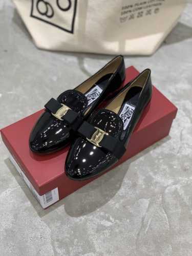 工厂P价 现货Sf Ferraga*O 菲拉*慕 经典圆头蝴蝶结平底乐福鞋皮料采用进口软牛漆皮很适合上班族穿上脚非常百搭秀气，可正式可休闲精致做工，细节欢迎专柜