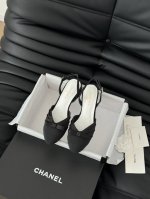 Chanel 25C新款蝴蝶结凉鞋简约而不简单的款，上脚特别显脚细。鞋面定制面，内里垫脚羊皮，加厚真皮大底。Size:35-39 其它码数定做