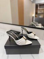 出厂价： YSL SAINT LAURENT* 夏季新品 金属头优雅大气高跟凉鞋 2025全新春夏系列后带方扣高跟凉鞋 ！ 尖头高跟拖鞋淡淡的夏日里怎么少得了一