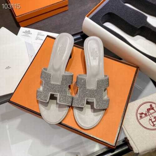 全新改版 Hermès 包装海绵升级，版型做工材料升级。 Hermes市场最高版本纯手工鞋 顶级产品爱马仕拖鞋 早春新款原版一样， 师傅级纯手工打造 ！高端定制