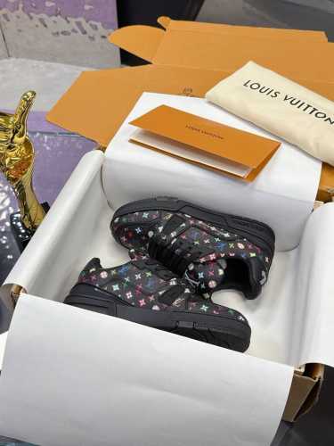 工厂价： LV xTM IV TRAINER 路易威登x 村上隆联名运动鞋 Lv板鞋系列 本款 LV Trainer 运动鞋选用粒面牛皮革演绎路易威登 x 村上