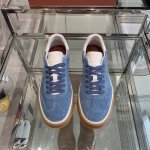Loro Piana 诺悠翩雅 24Ss 新款lp情侣款德训鞋 休闲板鞋 这款新款绒面革网球鞋采用超低帮设计，适合全年穿着。包边鞋底营造轻松迷人的色彩组合，将功