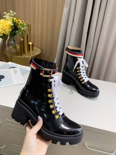 新版古琦gucci 热卖7寸靴 分电绣版和牛皮版面 非常好搭配网红都纷纷上脚引领最新时尚潮流。跟高6Cm 面料:进口开边珠 进口头层猪皮 垫脚:羊皮 颜色:黑色