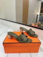 出厂价： Hermes爱马仕H家最经典永不过时高品质追求完美做工细节上脚舒适度材质面料：平纹牛皮材质内里：混种羊皮材质垫脚：混种羊皮材质大底：意大利真皮鞋跟跟高
