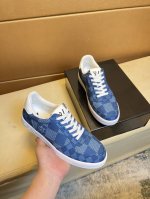 原单品质独家首发 路易威登 独特现代风运动鞋。休闲乐福原版皮 羊里 拒绝脱色磨脚 鞋底：原厂特供原版底，超酷 系带走路都带风风格设计 超舒服耐磨防滑原版底 。就