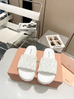 高版本 Miumiu谬谬2024春夏新款拖鞋 可甜可盐的喵喵女孩 褶皱的鞋面给这款凉拖增添不少少女心。 原版 1：1开发，各大明星 网红的热爱款 ，亲肤柔软夏季