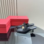 Ferragamo Ss24春夏款全新上市菲拉格慕猫跟穆勒凉拖，这款猫跟穆勒凉拖鞋随性时髦，对比鲜明的配色和纹理更添亮点。鞋面选用棉麻帆布和牛皮制成，饰有双缝线