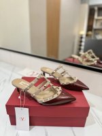 出厂价Pp： Valentino 华伦天奴铆钉 Vt经典5.0尖头拖鞋，顶级复刻！侧身弧线完美，原版开模定制不生锈铆钉 特别有质感的五金衬托出满满的高级感，带给