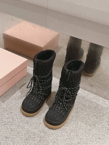顶级品质 Miumiu 24Ss New Arrival～ Miu家2024秋冬新款雪地靴棉鞋 缪缪最好看的棉鞋，没有之一 鞋底有一定的厚度，增高效果很错 系带