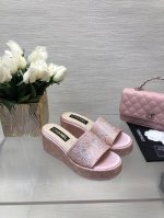 小香24p春夏新品厚底满钻拖懒人一字拖鞋懒人必备穿了会上瘾的拖鞋巨软巨舒服 让你摆脱一切的束缚感呆萌的面包鞋型 对脚宽的宝宝很友好大底有一定的厚度 穿上巨显腿细