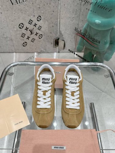 出厂价 Miumiu2025早春走秀新款阿甘德训鞋运动鞋， 巨巨巨好穿的德训鞋，早春走秀款德训鞋，简单很随意不羁 复古颜值满分 又能体现单宁美感 整双鞋子设计简