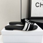 平底 高跟 Miss Dior 迪奥经典巴黎走秀款新品一字拖鞋系列这款Miss单鞋系列巴黎走秀爆款，优雅时尚。采用漆皮皮革精心制作，款式简约，鞋面饰以金色饰面金