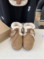出厂价 Ugg 新款出炉卡皮巴拉胖头鞋，系列刻在基因里的松弛感 X拒绝精神内耗 ，卡皮巴拉”潮流风向标，经典胖头拖鞋 卡通可爱造型让你的穿搭更具吸引力突破虚拟与